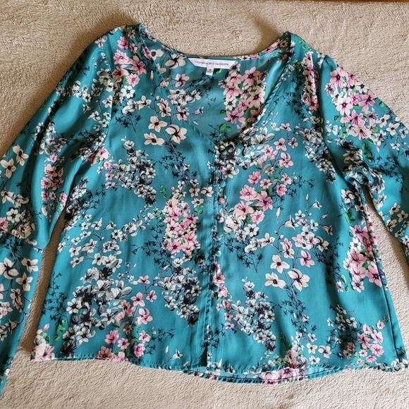 Cupcakes and Cashmere Nadette V-neck floral blouse size small​ - Picture 5 of 15